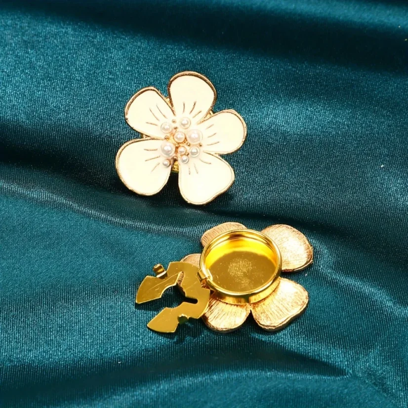 Krycí knoflík Květ s perlami