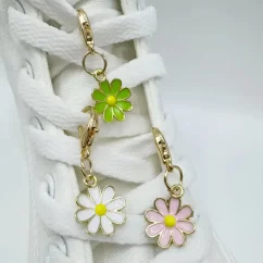 Přívěsky na tkaničky barevné kytičky