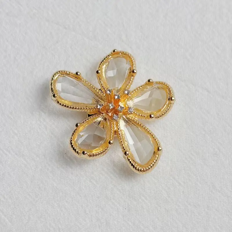 Krycí knoflík Zlatý květ s broušenými kameny