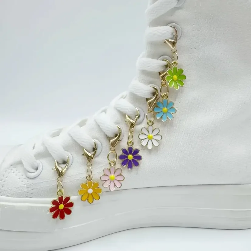 Přívěsky na tkaničky barevné kytičky