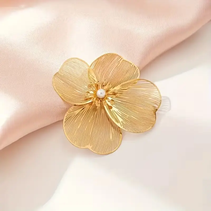 Zlatá květinová brož s perličkou