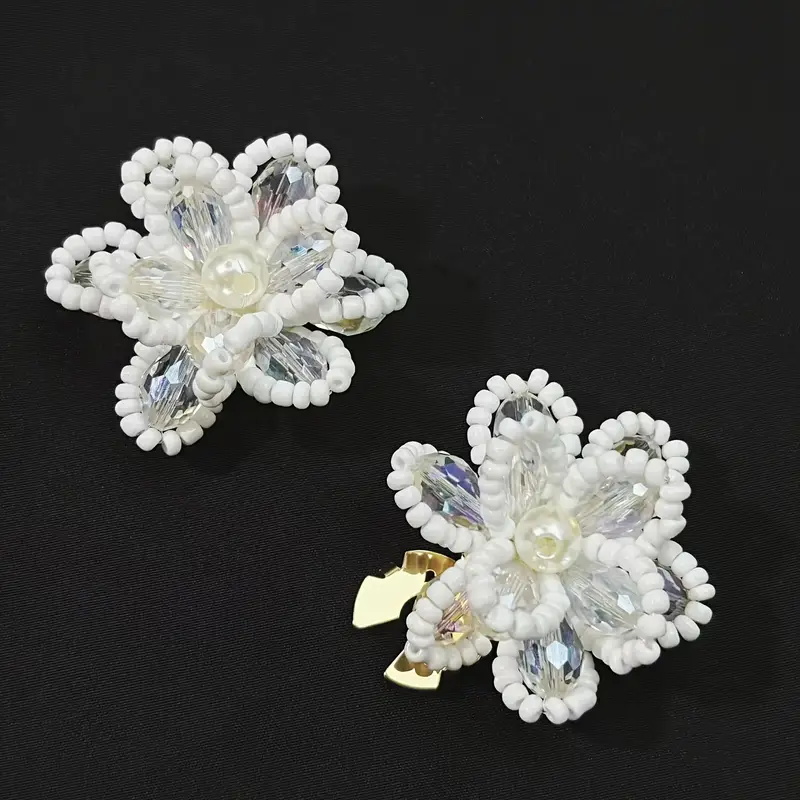 Krycí knoflík Bílý květ