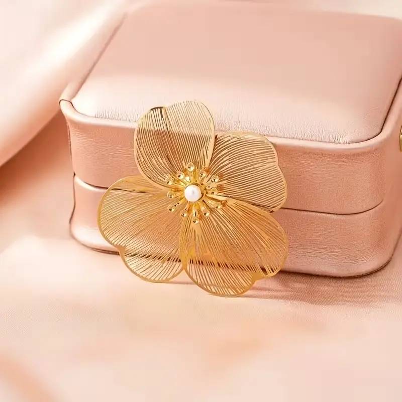 Zlatá květinová brož s perličkou