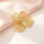 Zlatá květinová brož s perličkou