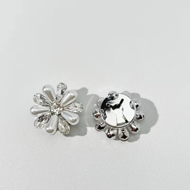 Krycí knoflík Stříbrný květ