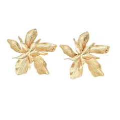 Výrazné zlaté náušnice