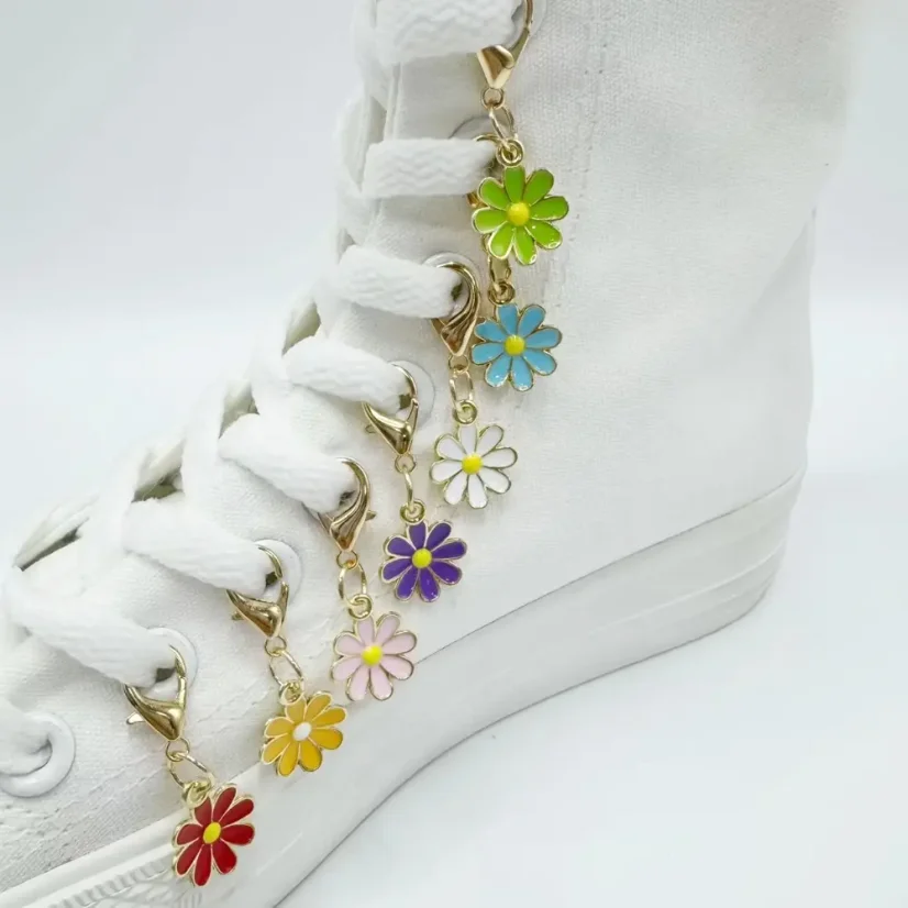 Přívěsky na tkaničky barevné kytičky