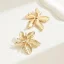 Výrazné zlaté náušnice