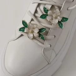 Květinové ozdoby na tkaničky