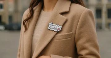 Stylová brož: zapomenutý šperk, který rozzáří každý outfit