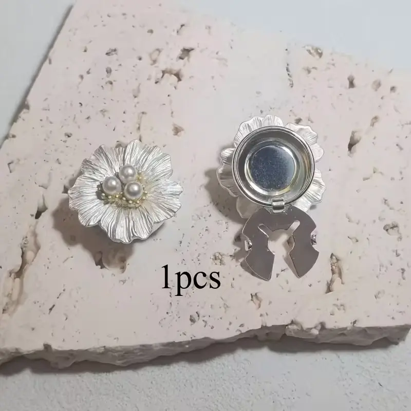 Krycí knoflík Stříbrný květ s perlami - Barva: Zlatá