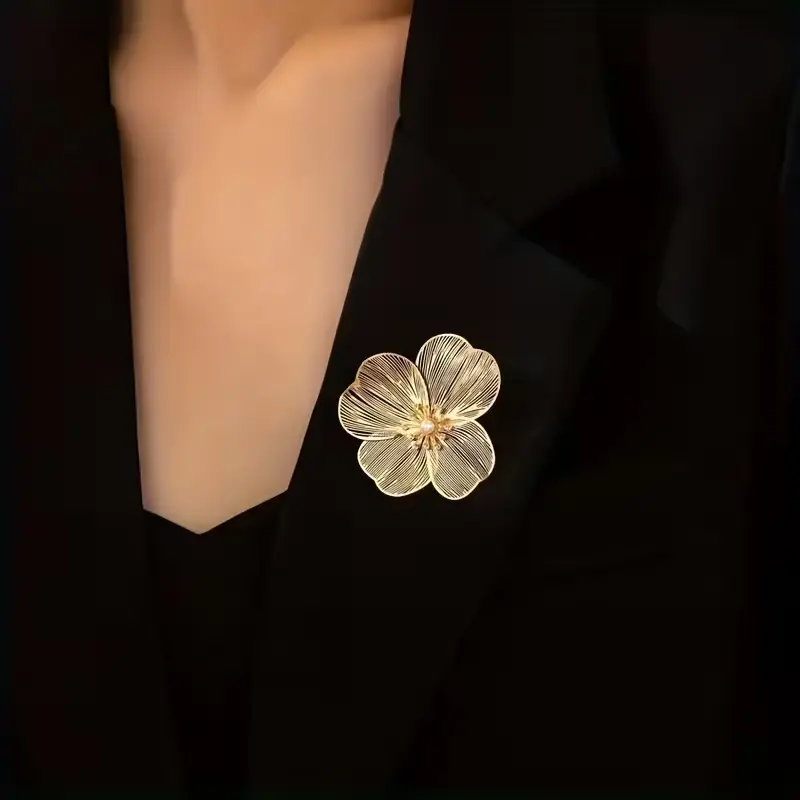 Zlatá květinová brož s perličkou