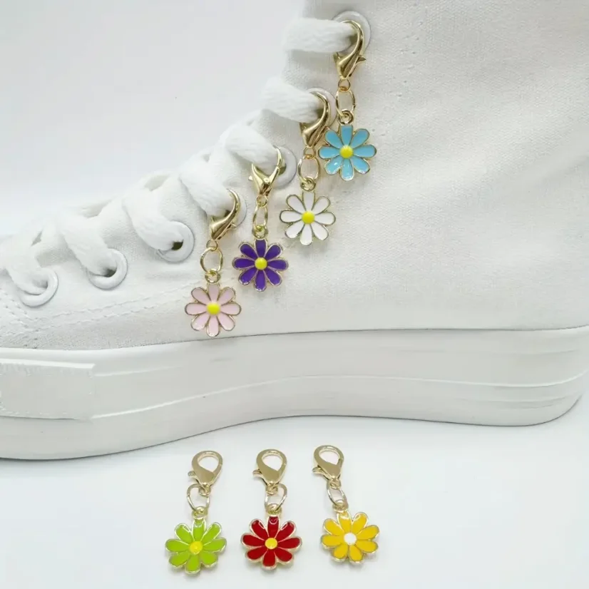 Přívěsky na tkaničky barevné kytičky