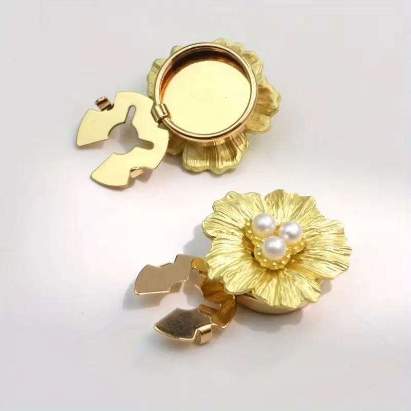 Krycí knoflík Stříbrný květ s perlami - Barva: Zlatá
