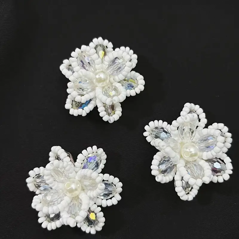 Krycí knoflík Bílý květ