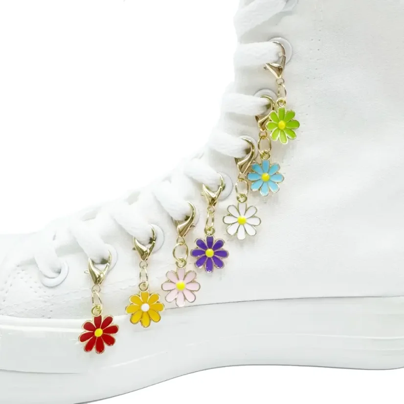 Přívěsky na tkaničky barevné kytičky