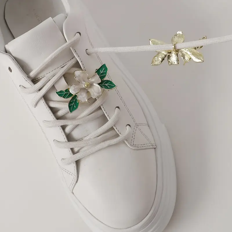 Květinové ozdoby na tkaničky